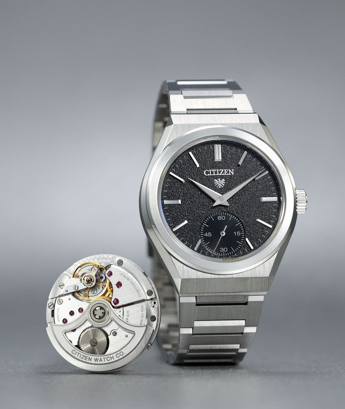 Citizen-Uhr mit schwarzem Zifferblatt und freiliegendem Uhrwerk.