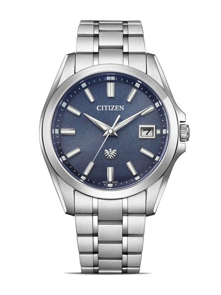 Citizen-Uhr mit blauem Zifferblatt und silbernem Armband auf schwarzem Hintergrund
