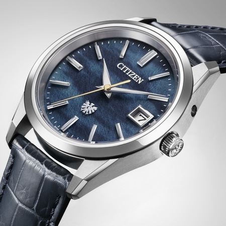 Citizen-Uhr mit blauem Zifferblatt, silbernem Gehäuse und Lederarmband. Datumsanzeige.