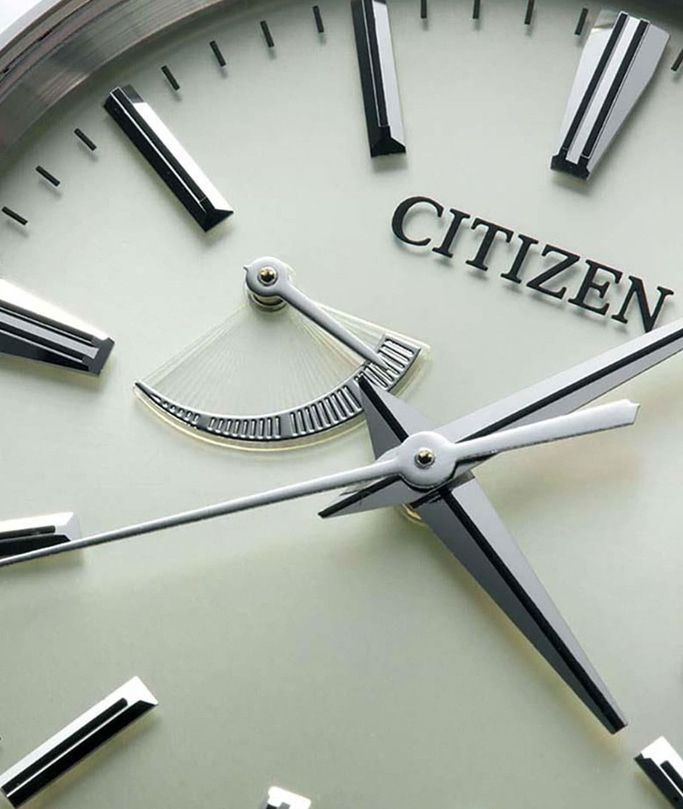 Nahaufnahme eines Citizen-Zifferblatts mit Zeigern und einem einzigartigen Hilfszifferblatt-Design.
