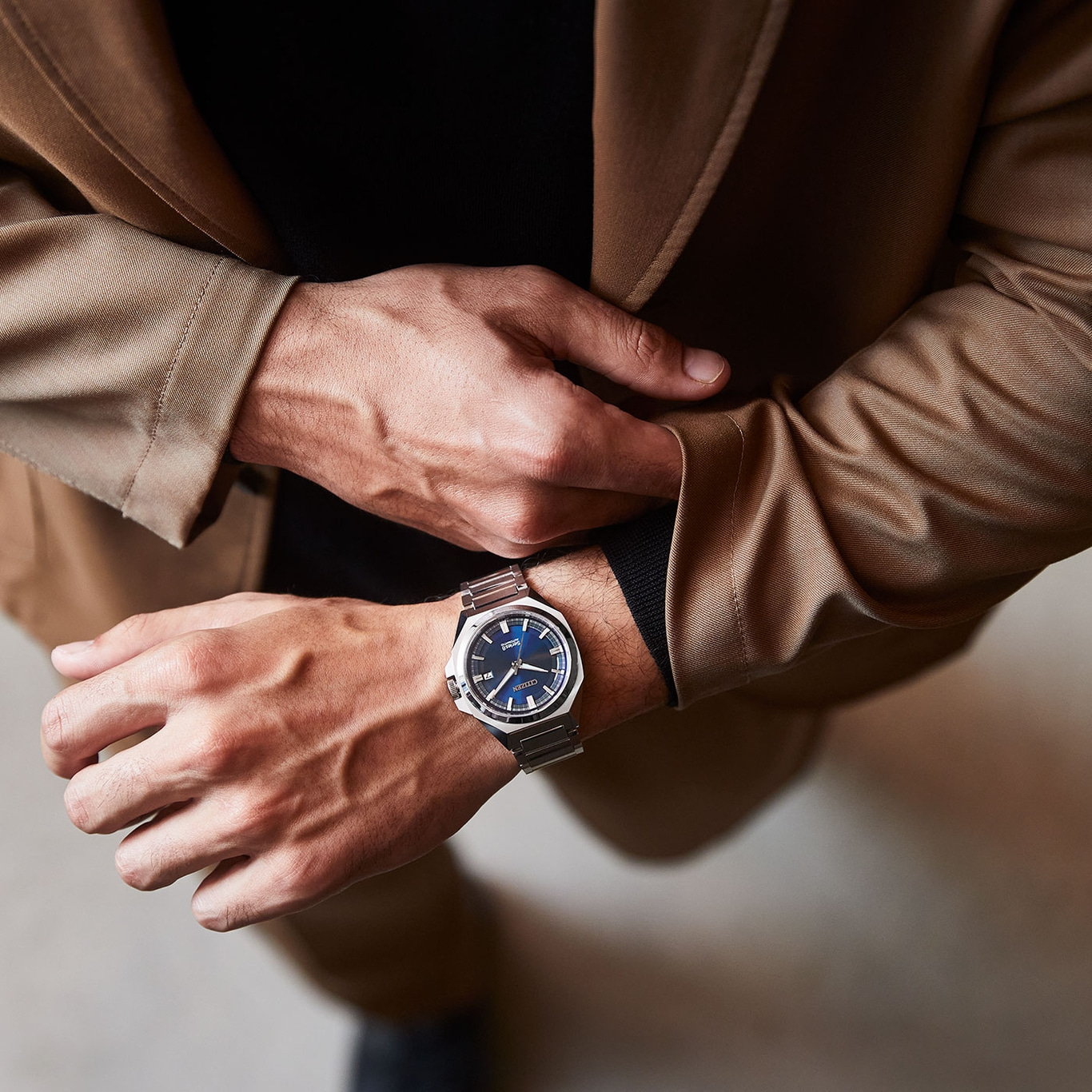 Citizen Series 8 Automatikuhr mit blauem Zifferblatt und silbernem Armband