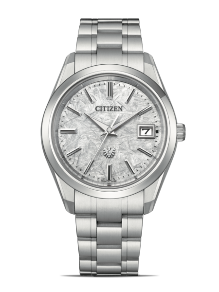 Citizen-Uhr mit silbernem Armband und strukturierter Oberfläche, Datumsanzeige.