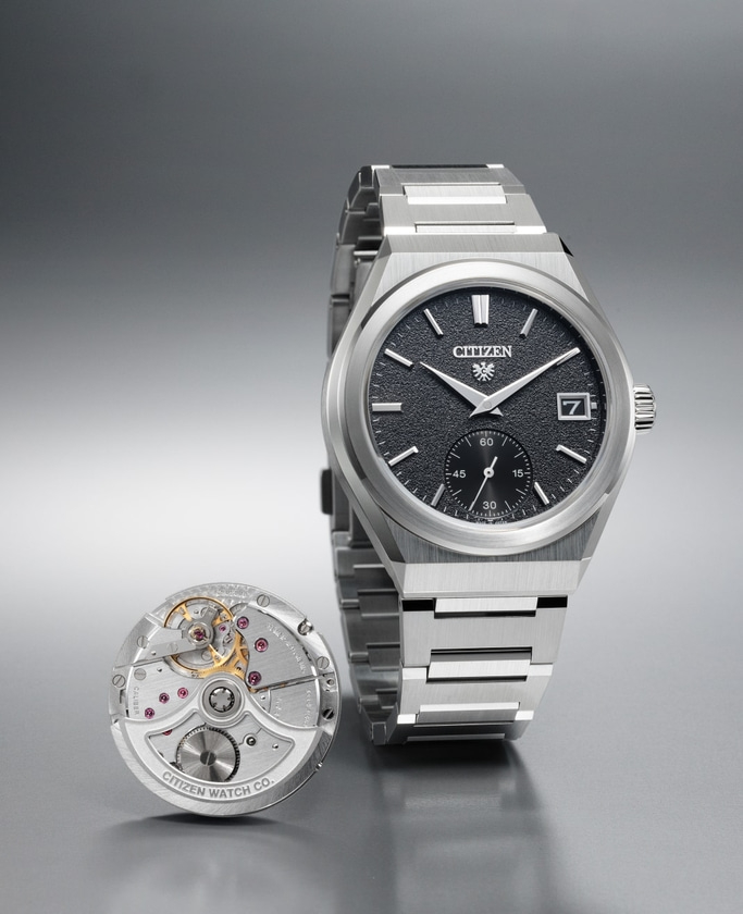 Citizen-Uhr mit schwarzem Zifferblatt und freiliegendem Uhrwerk im Display.