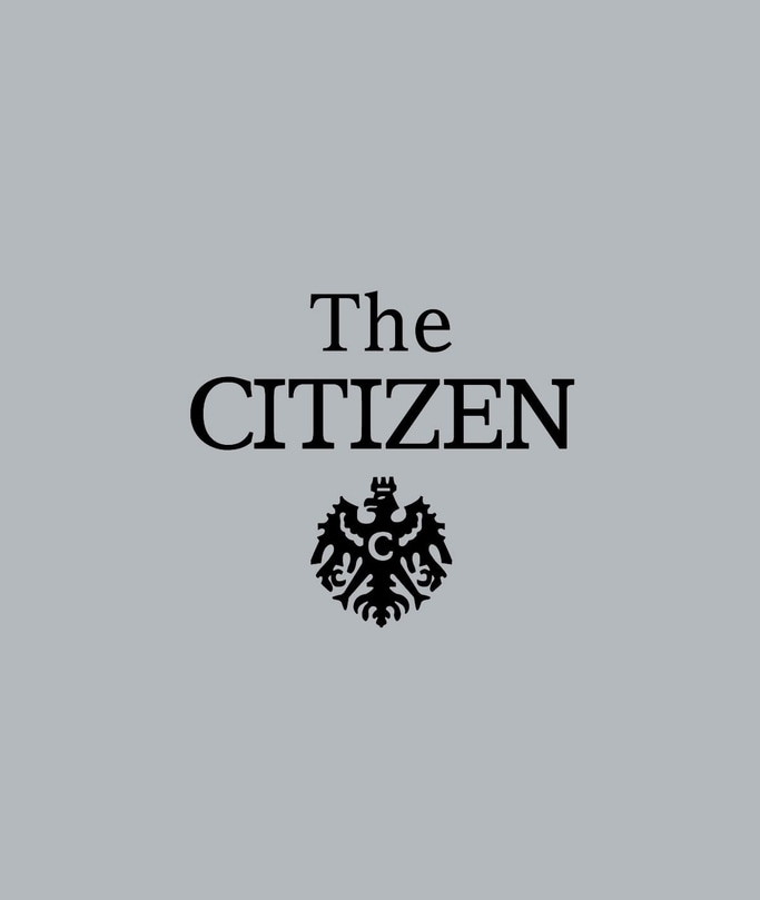 Das Citizen-Logo auf grauem Hintergrund, mit einem dekorativen Emblem.