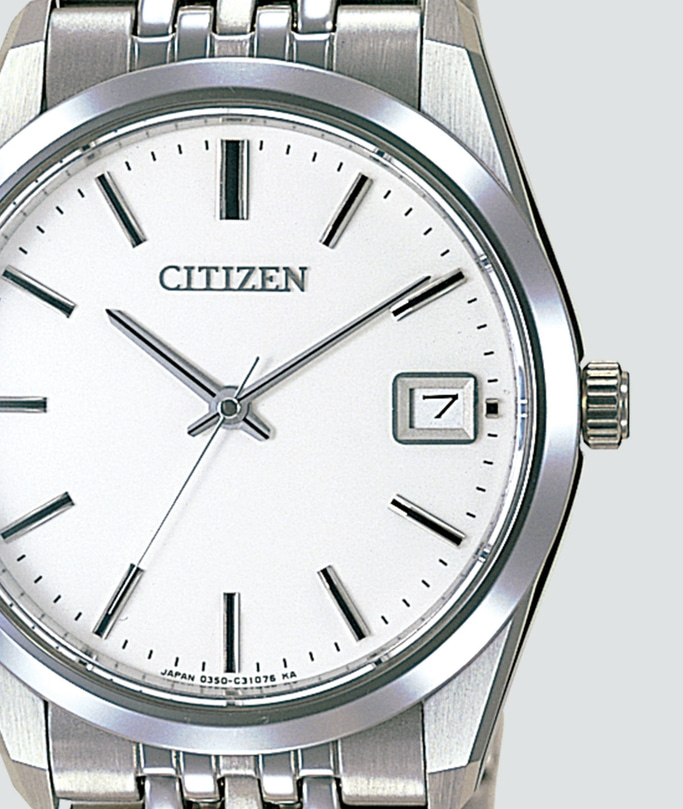 Citizen-Uhr mit weißem Zifferblatt, Datumsanzeige und silbernem Armband. Elegantes Design.