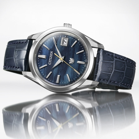 Citizen-Uhr mit blauem Zifferblatt und Lederarmband, elegantes Design.
