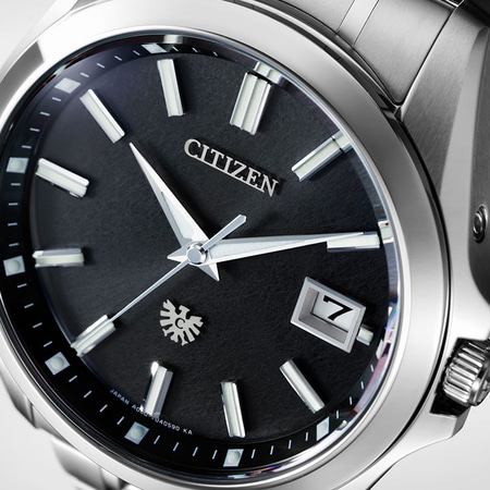 Citizen-Uhr mit schwarzem Zifferblatt, silbernen Zeigern und Datumsanzeige.