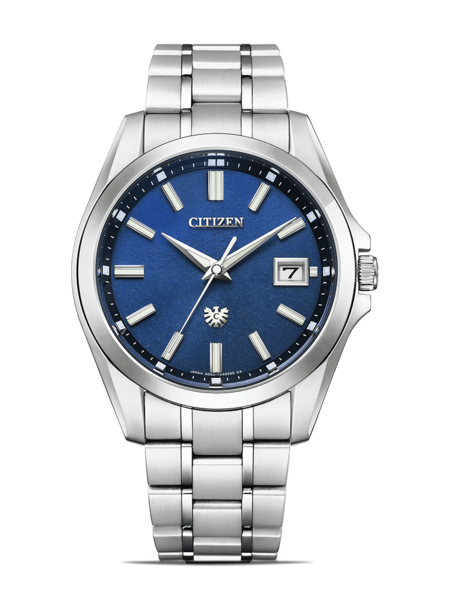 Citizen-Uhr mit blauem Zifferblatt und silbernem Armband auf schwarzem Hintergrund