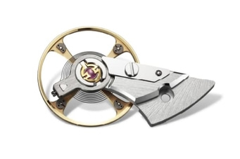 Uhrwerk mit Gold- und Silberkomponenten, filigranes Design, Nahaufnahme.