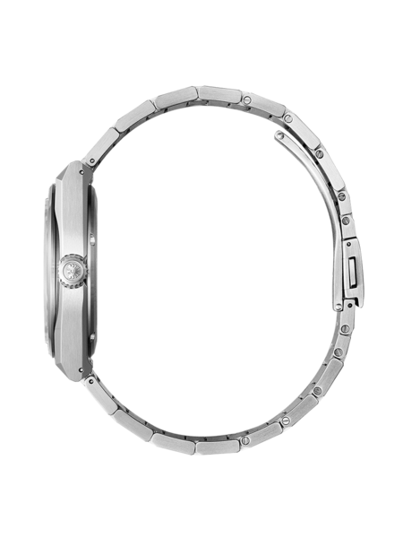Seitenansicht einer silbernen Armbanduhr mit Metallarmband auf grünem Hintergrund.