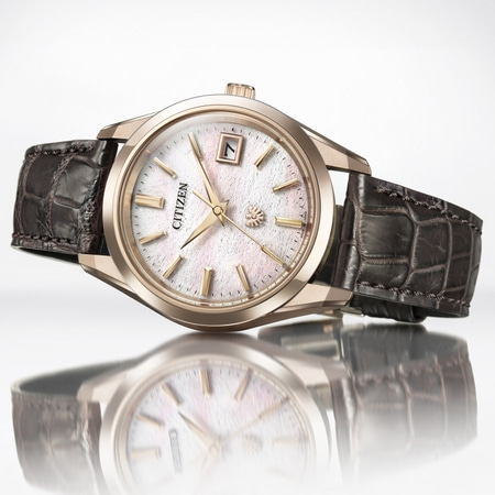 Citizen-Uhr mit weißem Zifferblatt und braunem Lederarmband