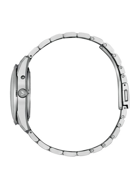 Silberne Uhr mit Metallarmband auf grünem Hintergrund.