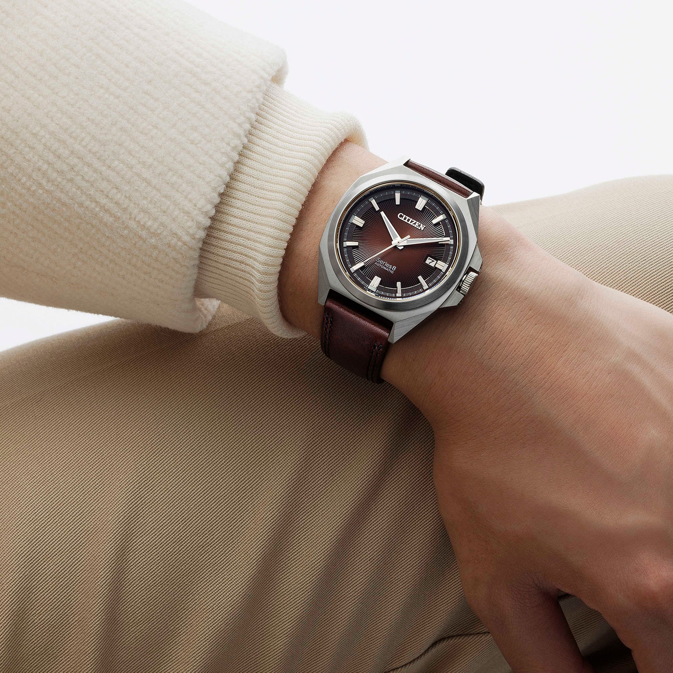 Citizen Series 8 Automatikuhr mit braunem Lederarmband und braunem Zifferblatt.