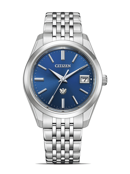 Citizen-Uhr mit blauem Zifferblatt und silbernem Armband auf schwarzem Hintergrund