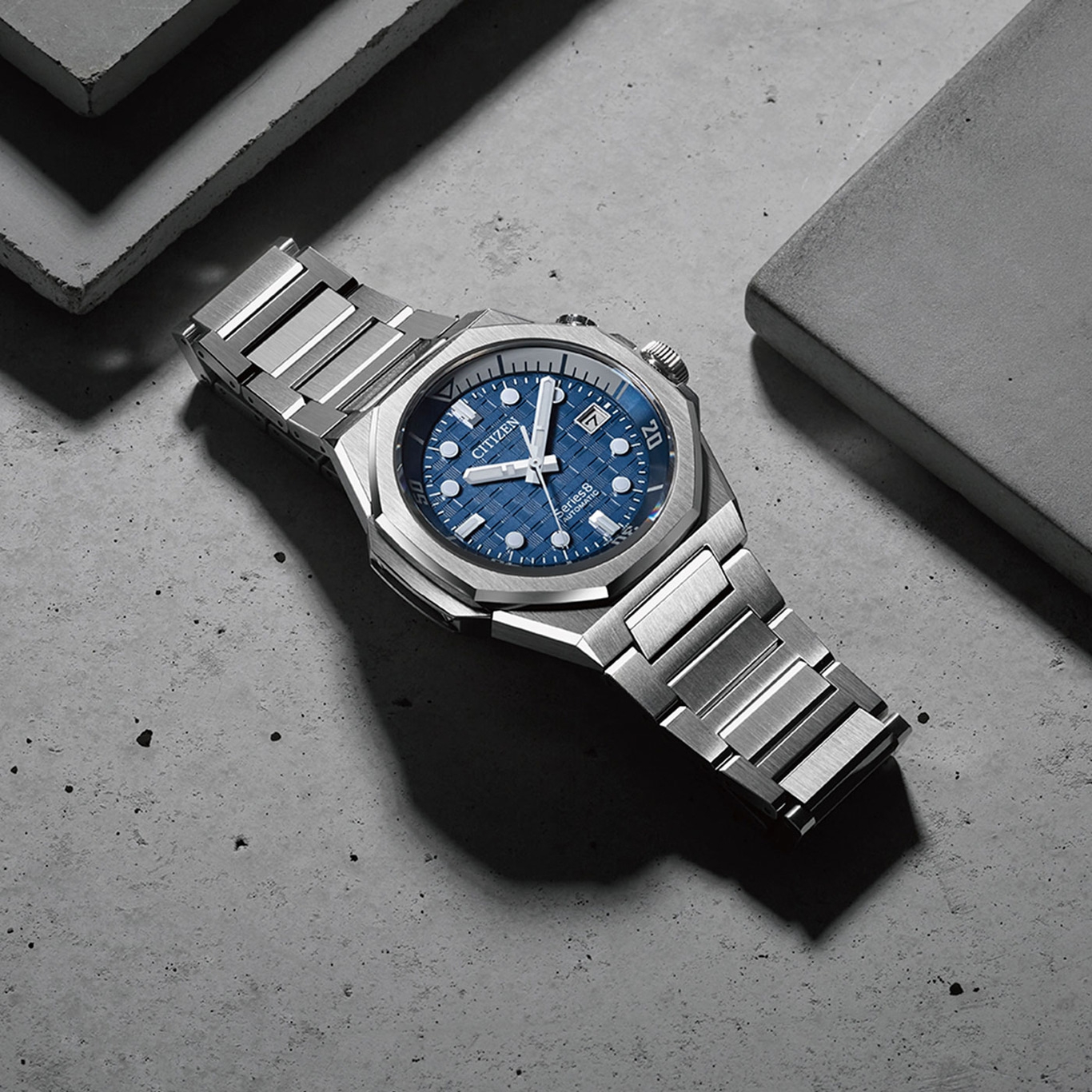 Citizen Series 8 Automatikuhr mit blauem Zifferblatt und Stahlarmband