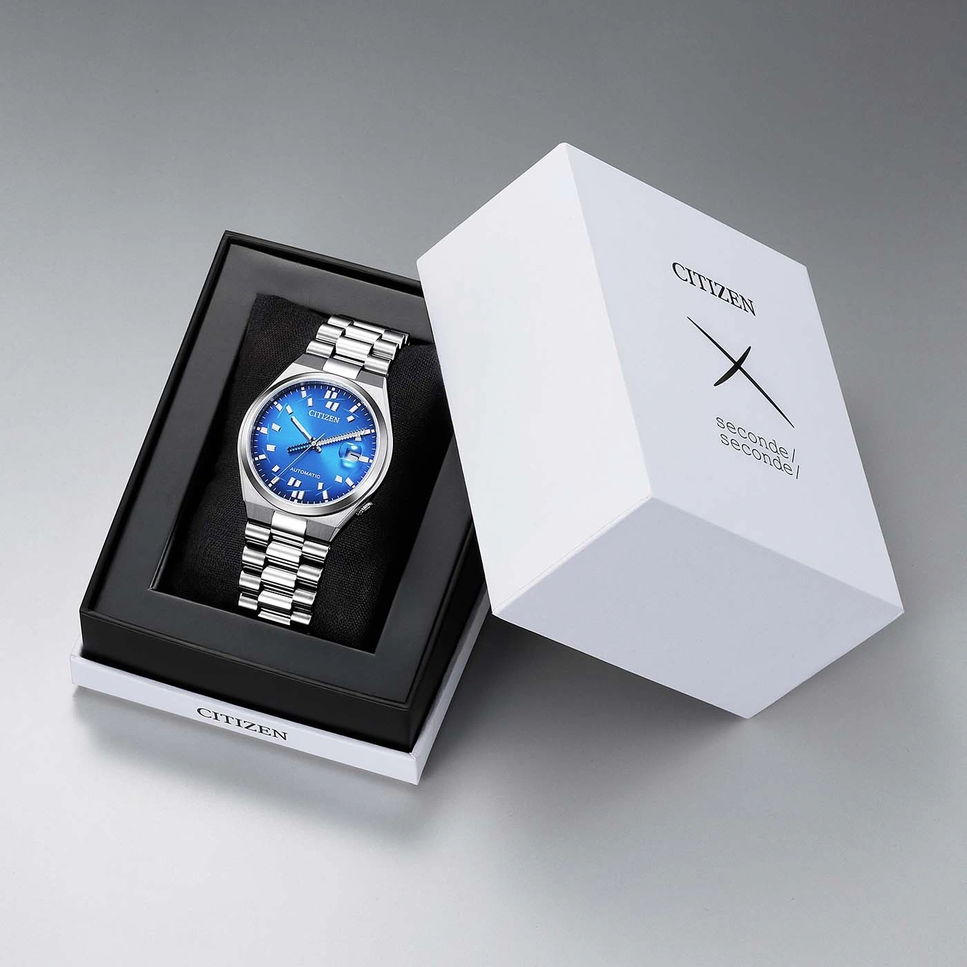 Citizen watch in a box with "seconde/seconde/" text.