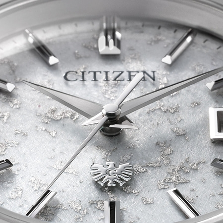 Nahaufnahme einer Citizen-Uhr mit silbernem Zifferblatt und Zeigern, elegantes Design.