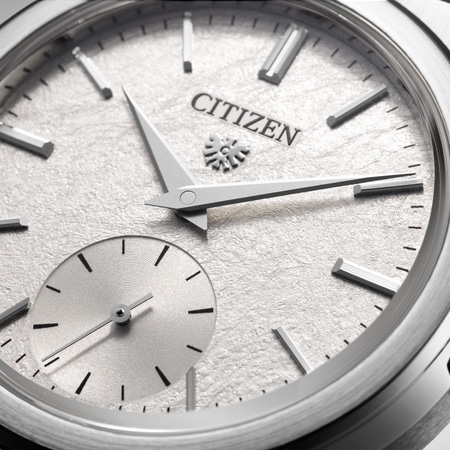Nahaufnahme einer Citizen-Uhr mit strukturiertem silbernem Zifferblatt und Zeigern.