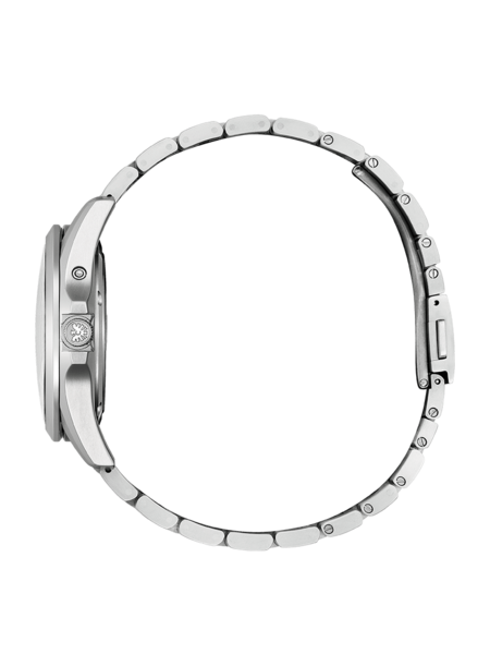Seitenansicht einer silbernen Armbanduhr mit Metallband auf schwarzem Hintergrund